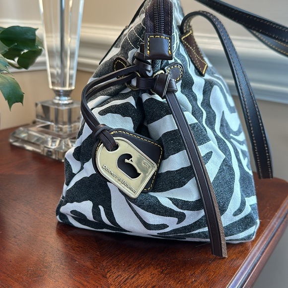 🎄♥️ Dooney & Bourke Canvas Zebra Victoria Bag, Pink Lining ♥️🎄 - Picture 4 of 16
